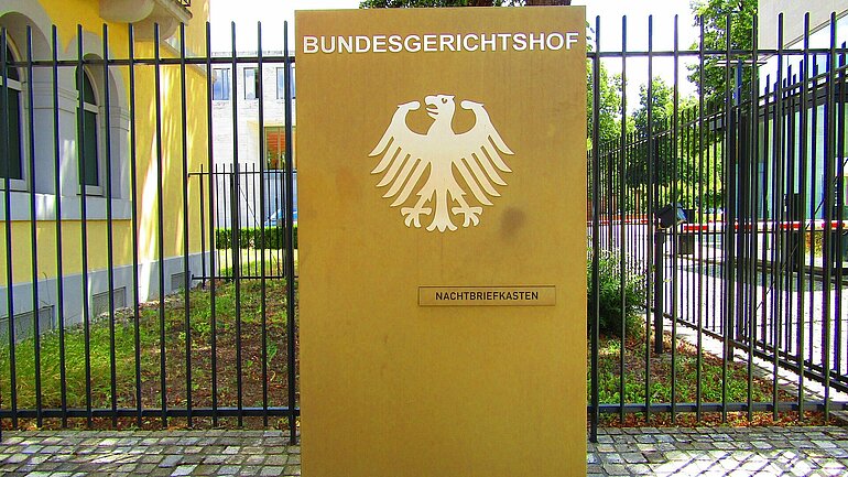 Aufstelltafel in gold, abgeibldet ist ein Adler und die Schrift Bundesgerichtshof.