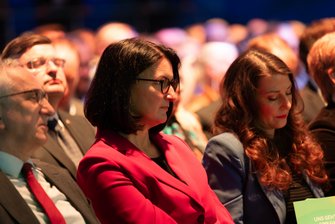 Ein Blick auf Irene Mihalić, die im Publikum sitzt 