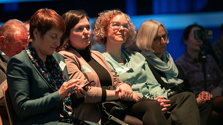 Sara Nanni und Julia Verlinden sitzen nebeneinander im Publikum