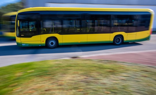 Ein Elektrobusse für den Einsatz im ländlichen Raum, der Bus ist gelb.