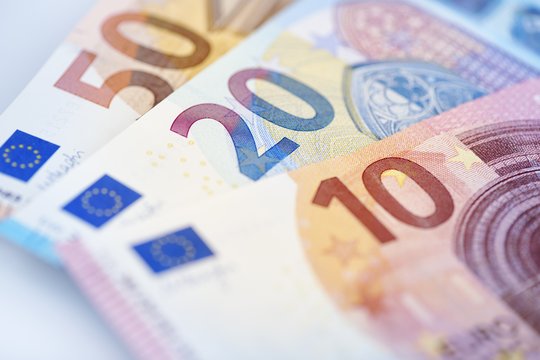 Drei Geldscheine liegen gefächert übereinander, ein 10-Euro-, ein 20-Euro- und ein 50-Euro-Schein.