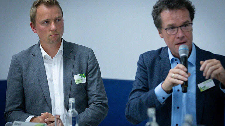 Harald Ebner MdB moderierte die Diskussion zur "Roadmap Renaturierung & Klimaanpassung", der parlamentarische Staatssekretär Jan-Niclas Gesenhues MdB kommentierte. Beide sitzen auf dem Foto nebeneinander.