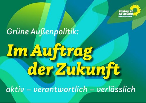 Das Logo für Menschenrechte, das die Silhouette einer offenen Hand mit der eines Vogels (Friedenstaube) vereint, in Blau auf grünem Hintergrund. 