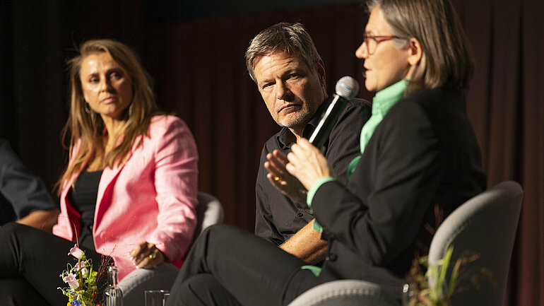 Jagoda Marinić, Wirtschaftsminister Robert Habeck und Christiane Benner sitzen nebeneinander beim Panel "Zusammen Zukunft: Wie wir als Land vorangehen können"