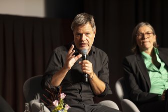 Wirtschaftsminister Robert Habeck spricht in ein Mikrofon