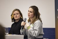 Emilia Fester, MdB, und Astrid Gorski, Jugendsekretärin von ver.di sitzen nebeneinander