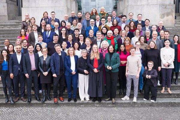 Gruppenfoto der Grünen Bundestagsfraktion vor dem Reichstagsgebäude