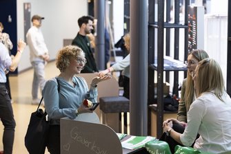 Julia Verlinden im Gespräch mit Ausstellerinnen der Zukunftsmesse