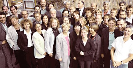 Ein Gruppenfoto der grünen Bundestagsfraktion der 14. Wahlperiode