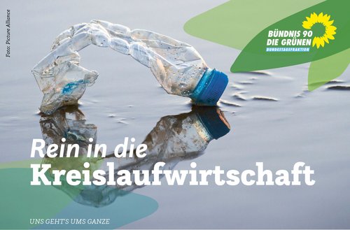 Eine gebogene Plastikflasche liegt im nassen Sand. Oben rechts das Logo der Bundestagsfraktion Bündnis 90/Die Grünen.