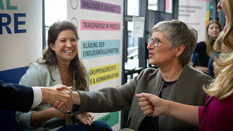 Britta Haßelmann im Gespräch mit Aussteller*innen auf der Zukunftsmesse