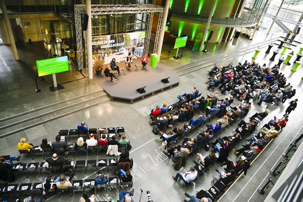 Zuhörer*innen und Teilnehmer*innen beim Kongress "Polizei in der Gesellschaft – zwischen Prävention, Strafverfolgung und Sozialarbeit" im Bundestag. 