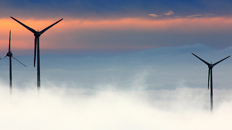 Windräder im Nebel