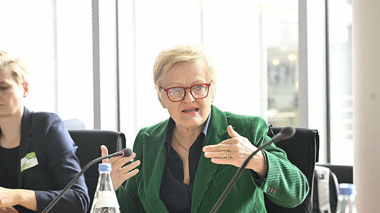Die Abgeordnete Renate Künast sitzt an einem Tisch in einem Sitzungssaal und spricht in ein Tischmikrofon.