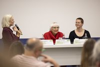 Dr. Kirsten Kappert-Gonther MdB und Staatsministerin Claudia Roth mit Emmi Kraft (fzs) sitzen nebeneinander bei der Zukunftsbühne Jugend