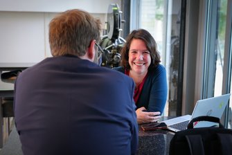 Die Abgeordnete Linda Heitmann im Gespräch mit einem Besucher