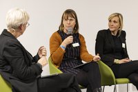 Dr. Yvonne Lott von der Hans-Böckler-Stiftung (Mitte) im Gespräch mit den Abgeordneten Maria Klein-Schmeink und Dr. Franziska Krumwiede-Steiner