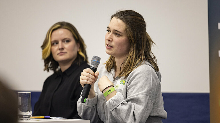 Emilia Fester, MdB, und Astrid Gorski, ver.di sitzen nebeneinander