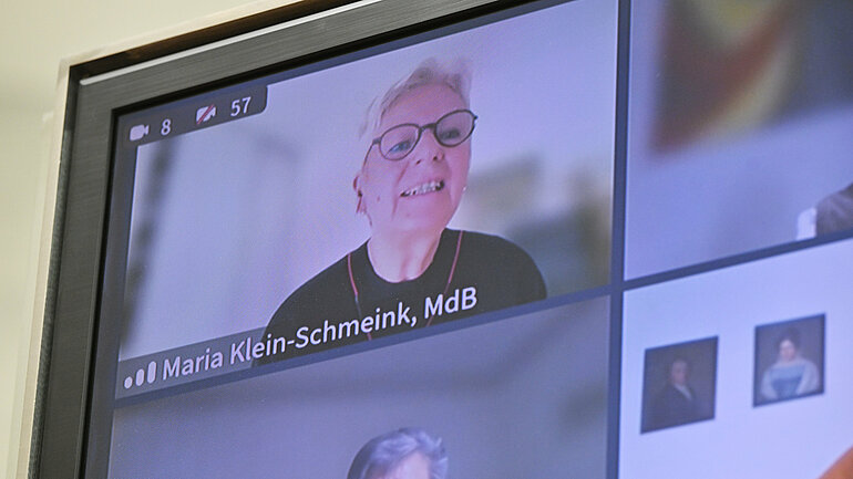 Die Abgeordnete Maria Klein-Schmeink, stellvertretende Fraktionsvorsitzende, ist auf einer Video-Leinwand zu sehen.