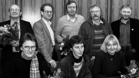 Die acht Bundestagsabgeordneten von Bündnis 90/Grüne am 5. Dezember 1990 stehen in in Bonn nebeneinander.