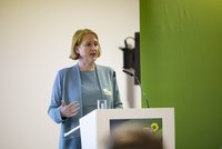 Bundesministerin Lisa Paus steht an einem Pult und spricht.