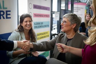 Britta Haßelmann im Gespräch mit Aussteller*innen auf der Zukunftsmesse