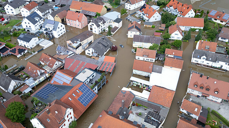 Teile von Reichertshofen sind vom Wasser überflutet. (Luftaufnahme mit einer Drohne) 