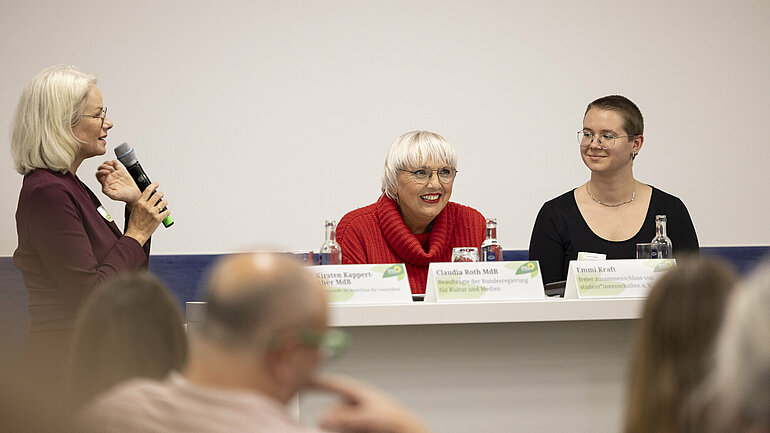 Dr. Kirsten Kappert-Gonther MdB und Staatsministerin Claudia Roth mit Emmi Kraft (fzs) auf der Zukunftsbühne Jugend	