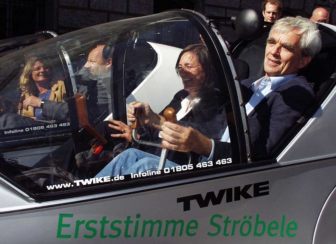 Ein Mann und eine Frau im Cockpit eines Solarmobils