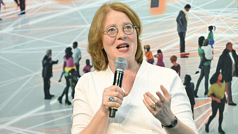 Tabea Rößner spricht in ein Mikrofon