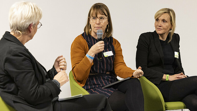 Dr. Yvonne Lott von der Hans-Böckler-Stiftung (Mitte) im Gespräch mit Maria Klein-Schmeink MdB und Dr. Franziska Krumwiede-Steiner MdB