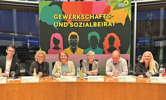 Sechs Personen sitzen nebeneinander an einem Tisch: Die Abgeordneten Andreas Audretsch, Beater Müller-Gemmeke, Lisa Paus, Britta Haßelmann, Frank Bsirske und Stephanie Aeffner