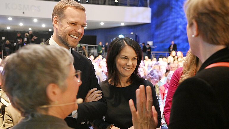 Der litauische Außenminister Gabrielius Landsbergis und Außenministerin Annalena Baerbock stehen nebeneinander und lächeln