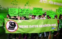 Junge menschen hinter einem banner mit der Aufschrift Meine Daten gehören mir