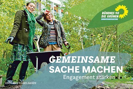 Zwei Frauen stehen mit einer Schubkarre und Spaten in einem Garten, im Hintergrund ist ein mehrstöckiges Wohnhaus zu sehen, auf dem Bild steht der Titel des Flyers "Gemeinsame Sache machen. Engagement stärken", oben rechts das Logo der Grünen Bundestagsfraktion auf grünen Blättern.