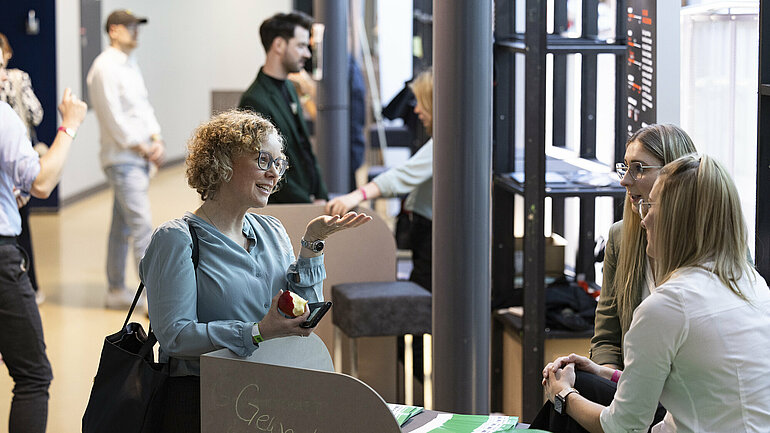 Julia Verlinden im Gespräch mit Ausstellerinnen der Zukunftsmesse	