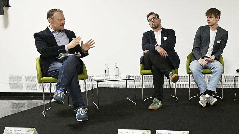 Kai Gehring, Vorsitzender im Ausschuss für Bildung, Forschung und Technikfolgenabschätzung, sitzt neben Prof. Kai Maaz und Fabian Schön auf einer Bühne