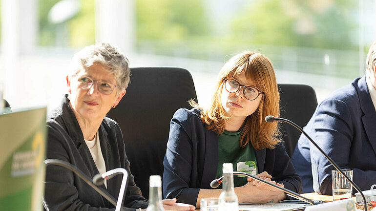 Britta Haßelmann, Fraktionsvorsitzende Bündnis 90/Die Grünen, sitzt neben Marlene Schönberger, Abgeordnete und Berichterstatterin für jüdisches Leben.