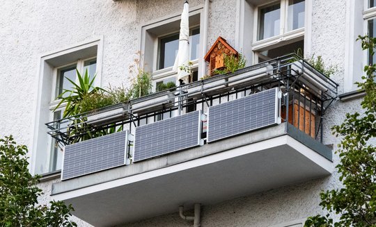 Solarmodule für sogenannte Balkonkraftwerke hängen an Balkonen in Berlin.