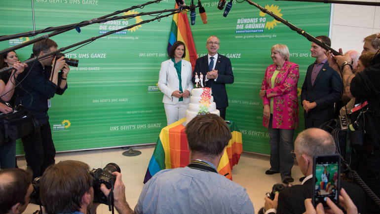 Nachdem der Bundestag die Ehe für Lesben und Schwule geöffnet hat, wurde Volker Beck von der Fraktion mit einer Hochzeitstorte empfangen. Es folgte ein Pressestatement.