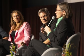 Jagoda Marinić, Wirtschaftsminister Robert Habeck und Christiane Benner beim Panel "Zusammen Zukunft: Wie wir als Land vorangehen können"