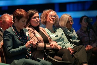 Ein Blick auf Sara Nanni und Julia Verlinden im Publikum