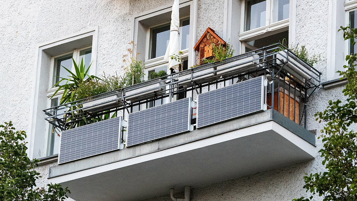 Solarmodule für sogenannte Balkonkraftwerke hängen an Balkonen in Berlin.