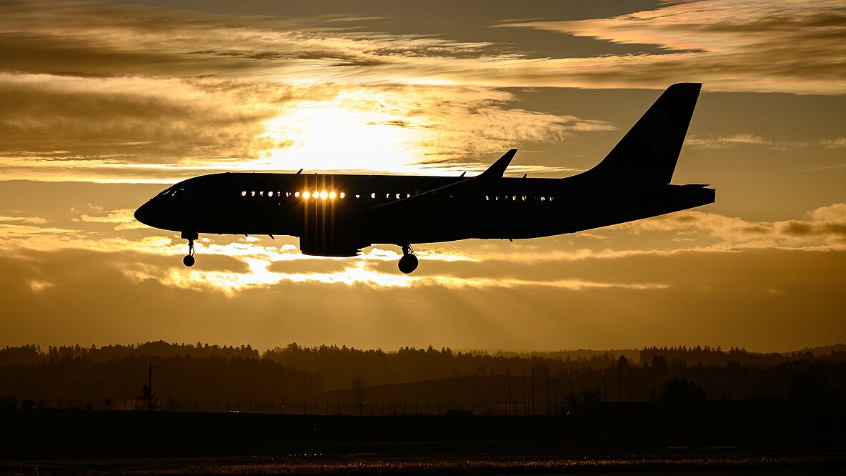 Ein Flugzeug im Sonnenuntergang 