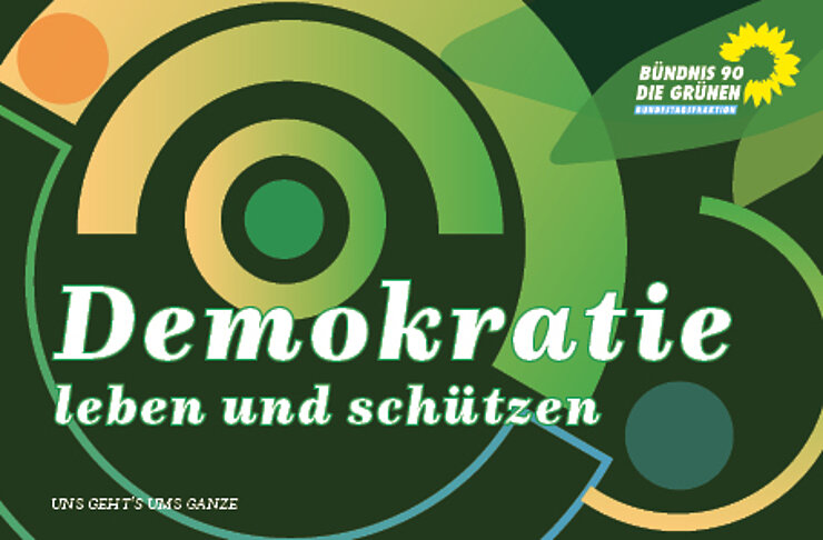 Cover eines Flyers. Grün-rot-gelbe Kreise und Halbkreise. Darauf der Text Demokratie leben und schützen.