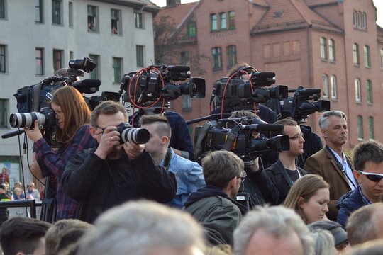 Viele Kameras stehen nebeneinander und filmen, davor und daneben Journalist*innen.