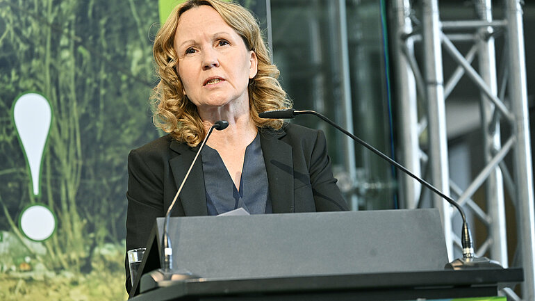  Die Umweltministerin Steffi Lemke steht am Redepult auf der Bühne der Veranstaltung und hält eine Rede.