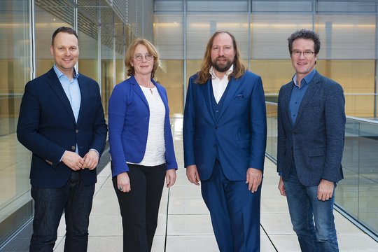 Vier Personen stehen nebeneinander, von links nach rechts: Kai Gehring, Tabea Rößner, Anton Hofreiter, Harald Ebner.