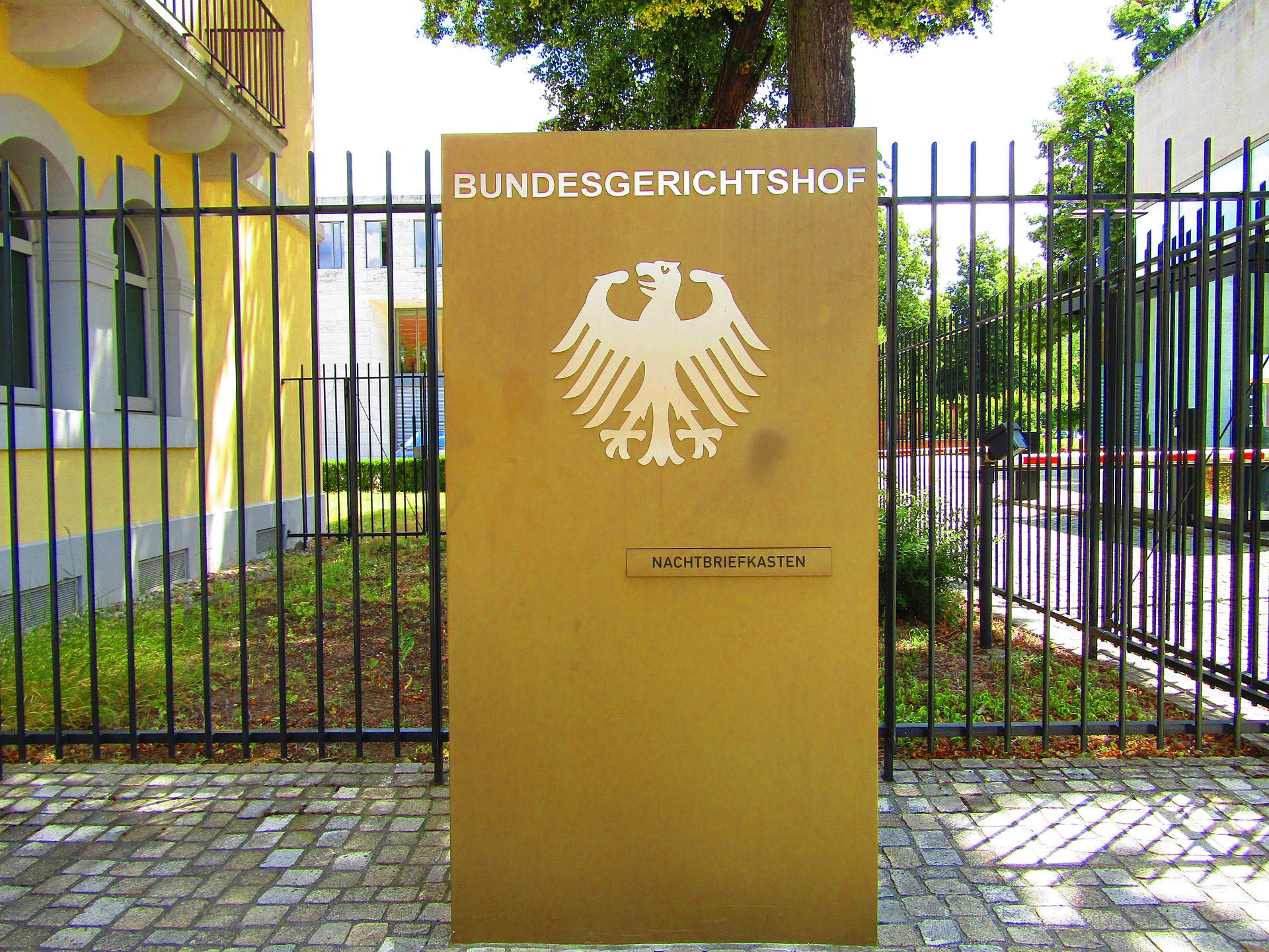 Aufstelltafel in gold, abgeibldet ist ein Adler und die Schrift Bundesgerichtshof.